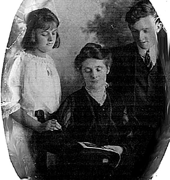 Mary, Salem’s daughter, with her husband Walter Steadman and daughter  and Hennerietta. C…1918 - 1922