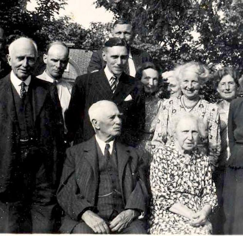 Ernest's brother Frederick (1873 - 1963)  is standing beside him to the left, his sons George and Dick immediately behind him